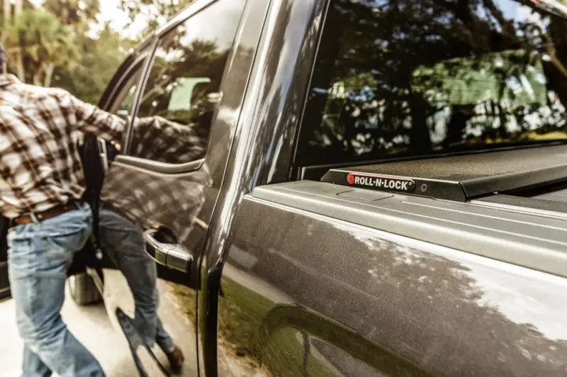 Roll-N-Lock 17-19 Ford F-250/F-350 Super Duty Sb 80-3/8In A-Series Retractable Tonneau Cover 1
