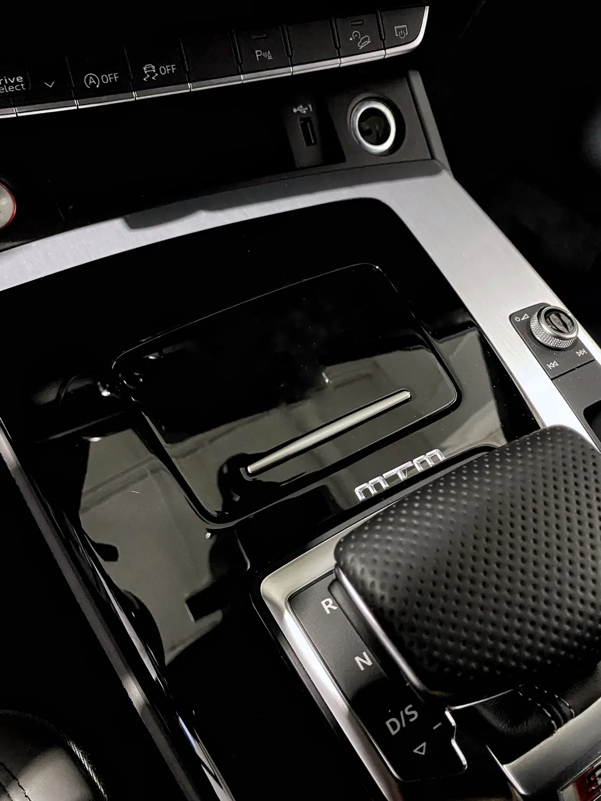 B9.5 A4/A5/Q5 Center Console Lid 1